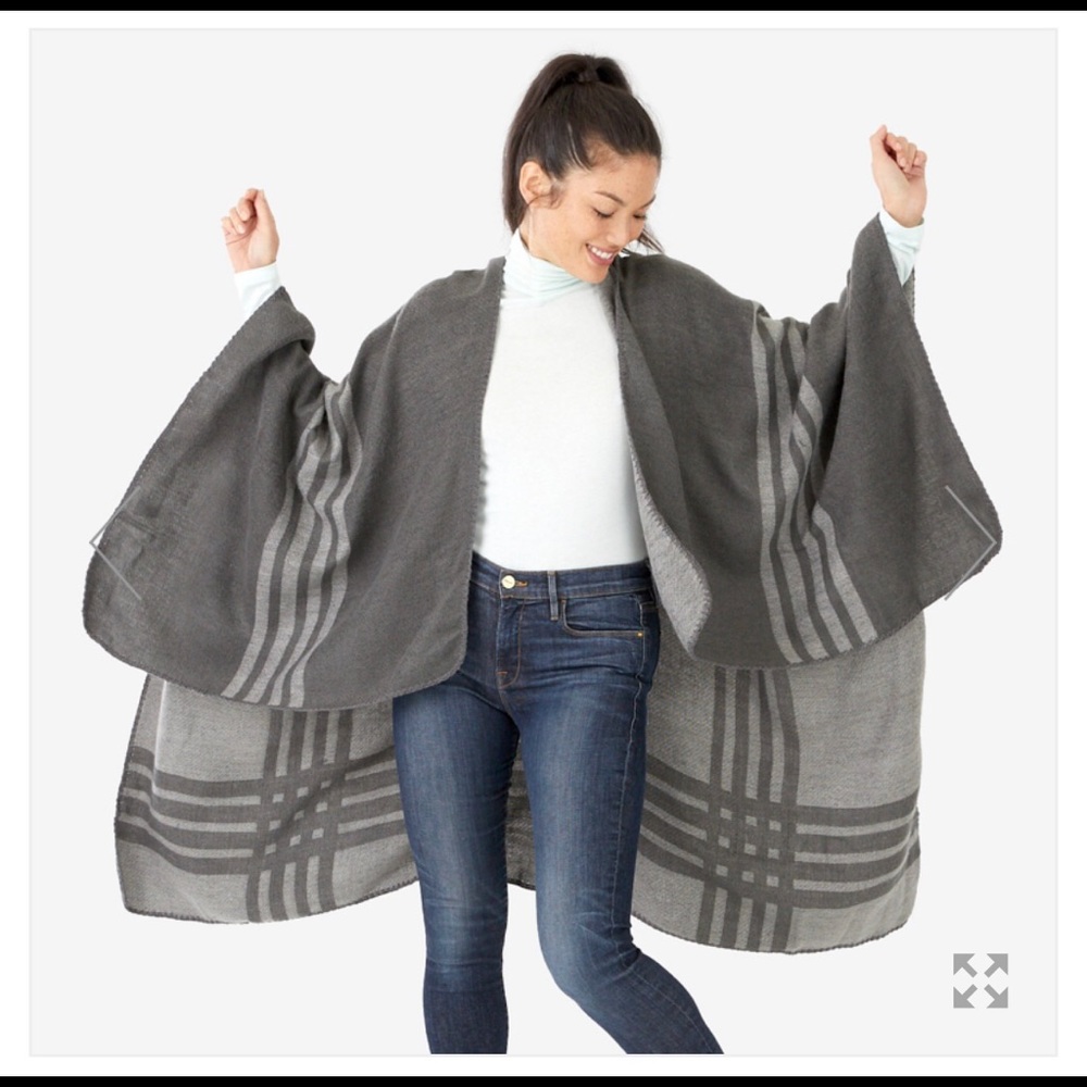 NWT BB Dakota Poncho